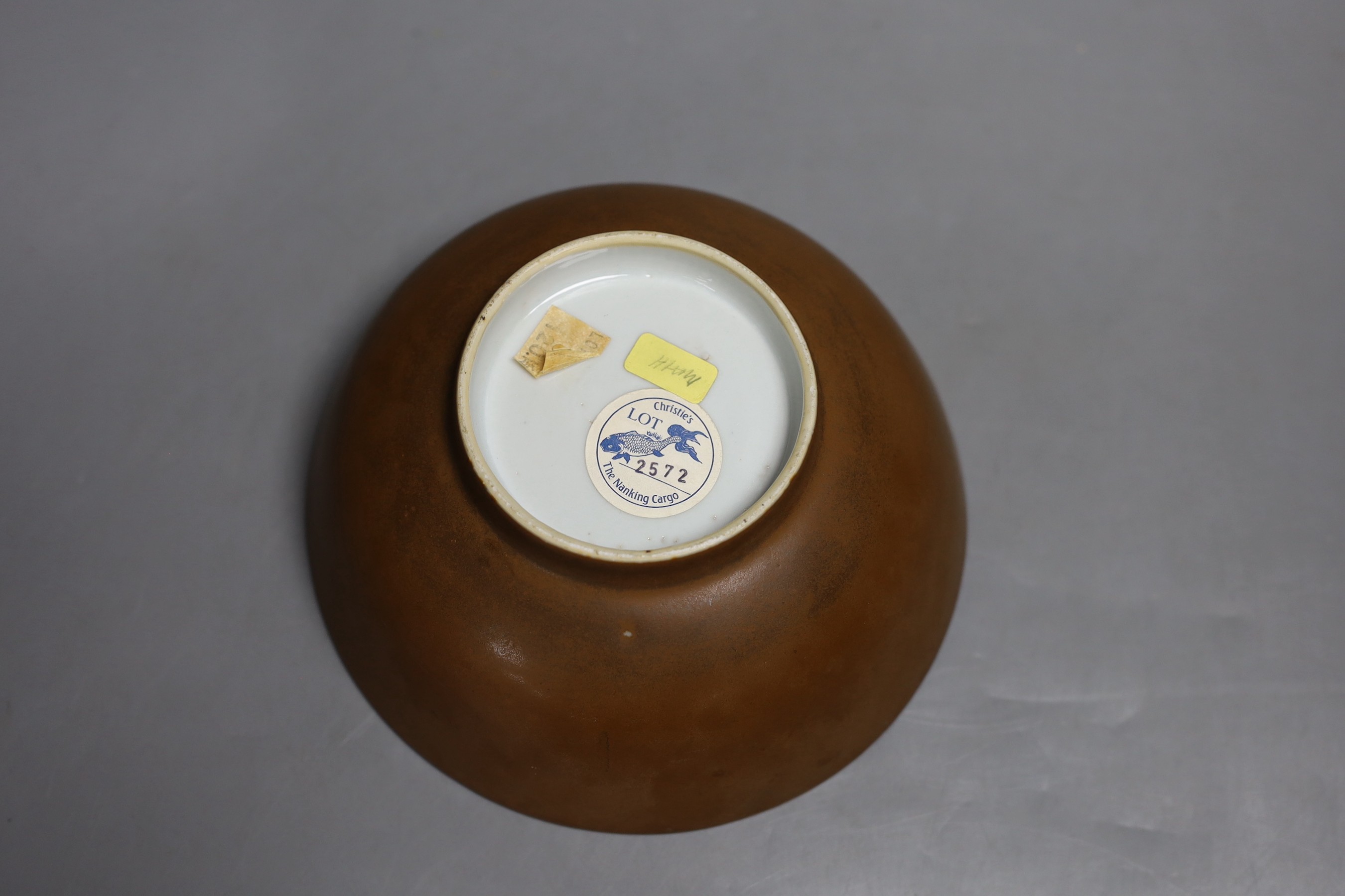 A Chinese Nanking cargo Batavia ware porcelain bowl, 16cm diameter